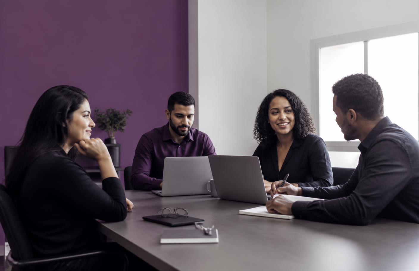 Equipe de consultores da Facilita Crédito em reunião